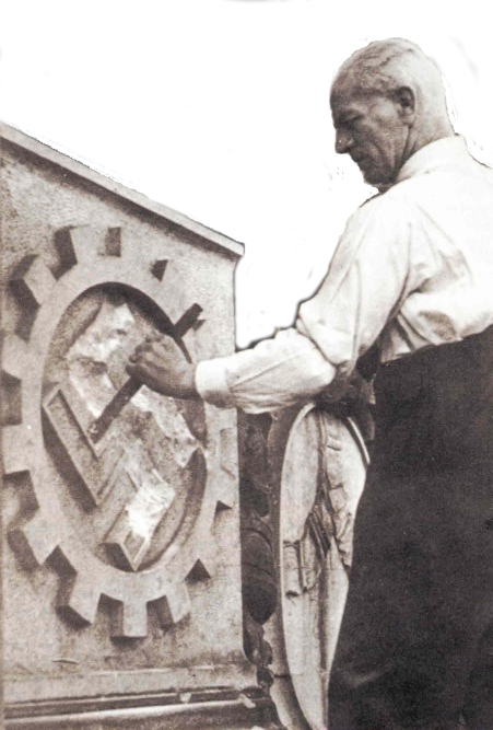 Hakenkreuz entfernt, DAF-Zahnrad und Nazi-Ideologie bleibt. Hamburg 1945
